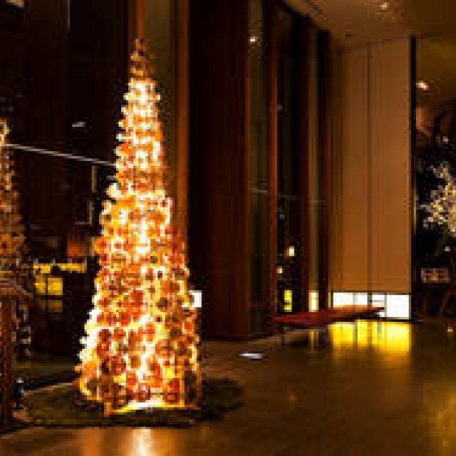 Christmas Tree Incorporating Traditional Japanese Techniques Appears at Andaz Tokyo