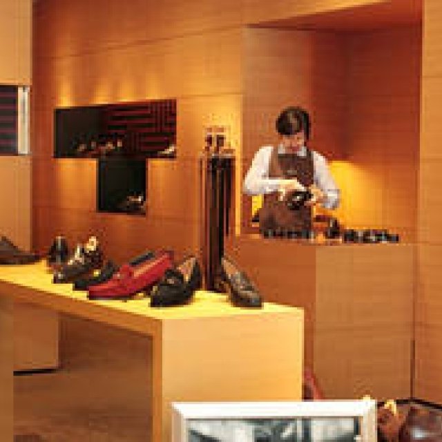  JOHN LOBB｜『ジョンロブ 丸の内店』店長の国本憲俊氏が指南するシューケアの心得 ギャラリー