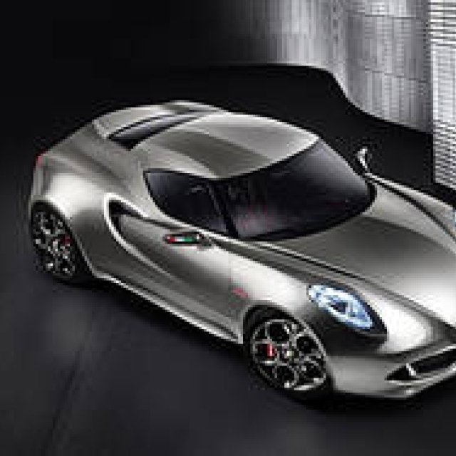  Alfa Romeo｜シルバーカラーを纏ったアルファ製ミドシップスポーツ Alfa Romeo ギャラリー