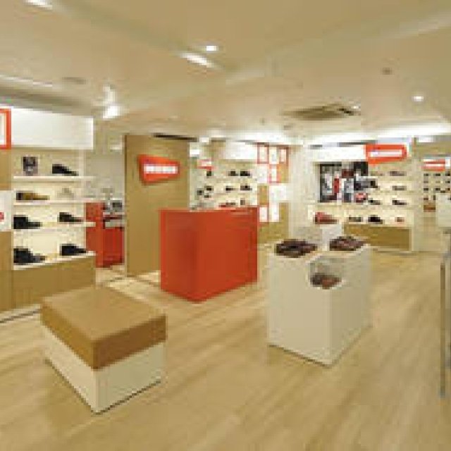 Clarks｜2フロアで展開する『クラークス表参道』オープン ギャラリー