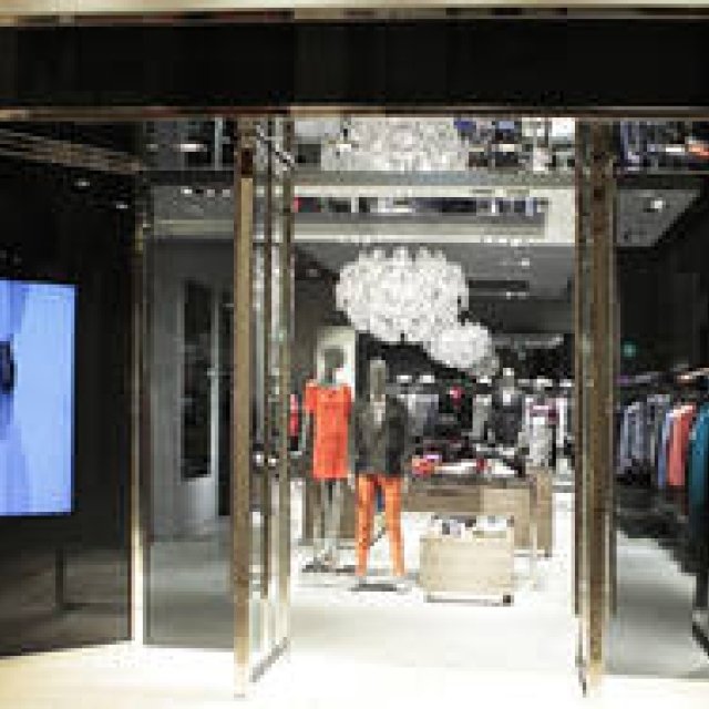 ヒューゴ ボス｜HUGO、アジア初の路面店を大阪に展開！｜HUGO BOSS ギャラリー