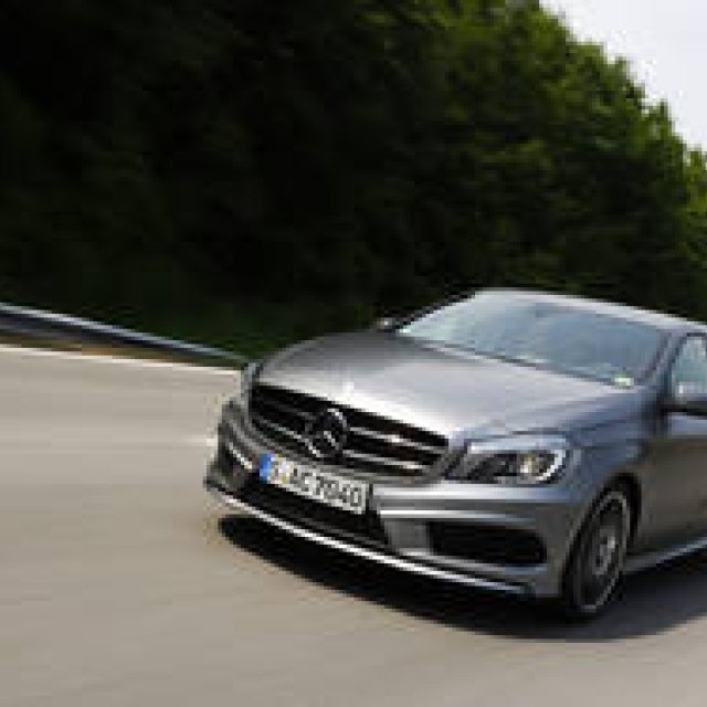 新生Aクラスに試乗―渡辺敏史篇｜Mercedes-benz ギャラリー
