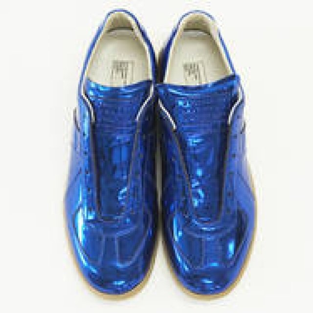 メゾン マルタン マルジェラよりメタリックブルーの「レプリカ」ジャーマントレーナー地方店限定発売｜Maison Martin Margiela