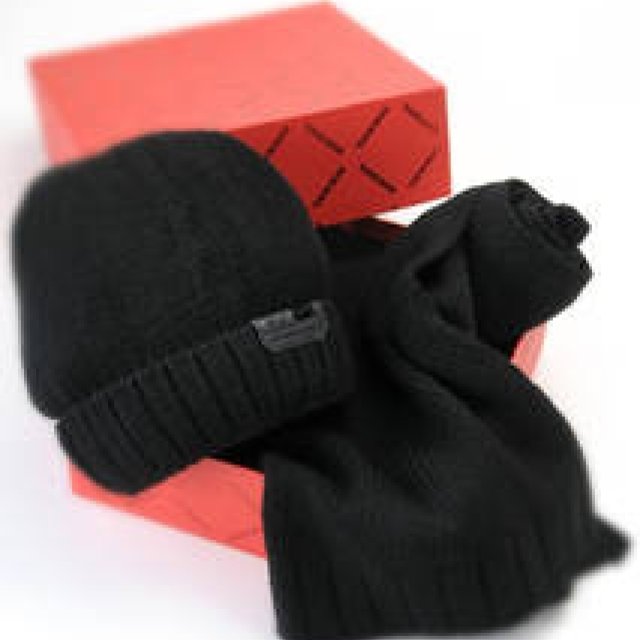 Feature: 2012 Christmas Gifts | Men's Presents: Choose from '5 Solutions' ~ SOLUTION 01: Scarves & Gloves ~