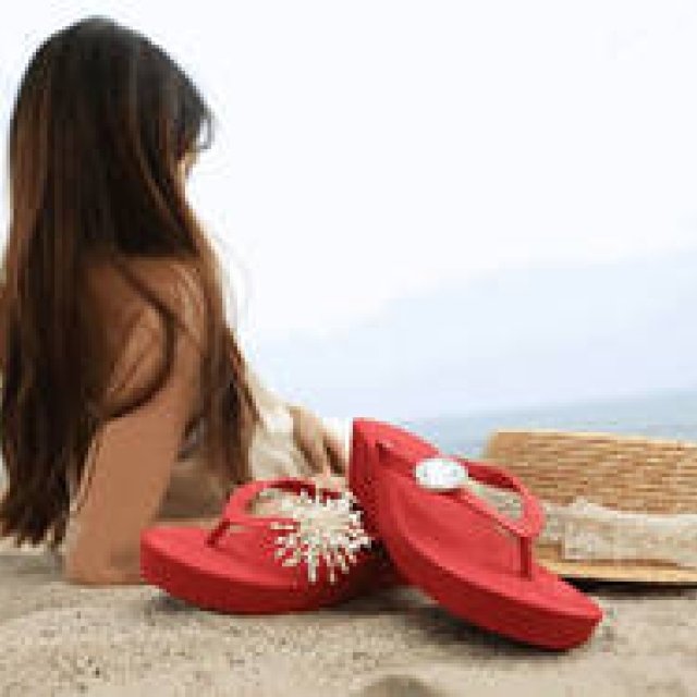 New Sensation Beach Sandals "POPITS," Born in LA and Raised in Hawaii, Arrive in Japan for the First Time | POPITS Gallery