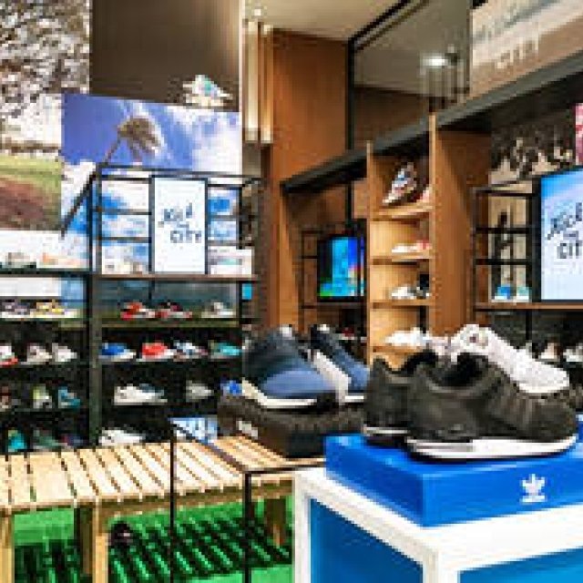The Second "KICK THE CITY" Features Sneakers for Hawaii's Morning, Noon, and Night | ISETAN MEN’S Gallery