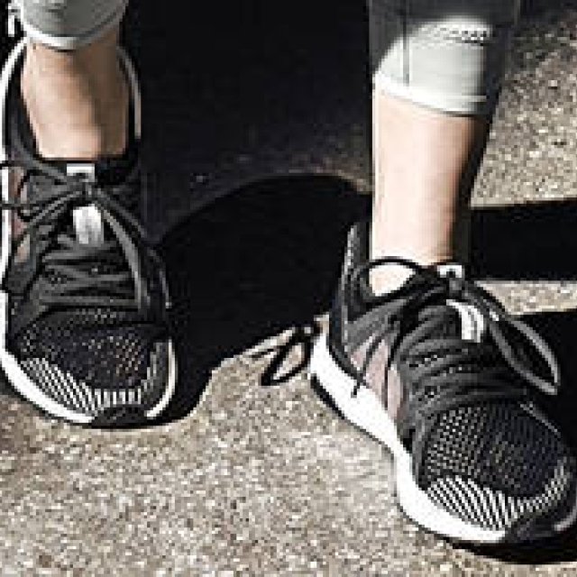 アディダスのウィメンズのランニングシューズ「ultra boost by Stella McCartney」｜adidas ギャラリー
