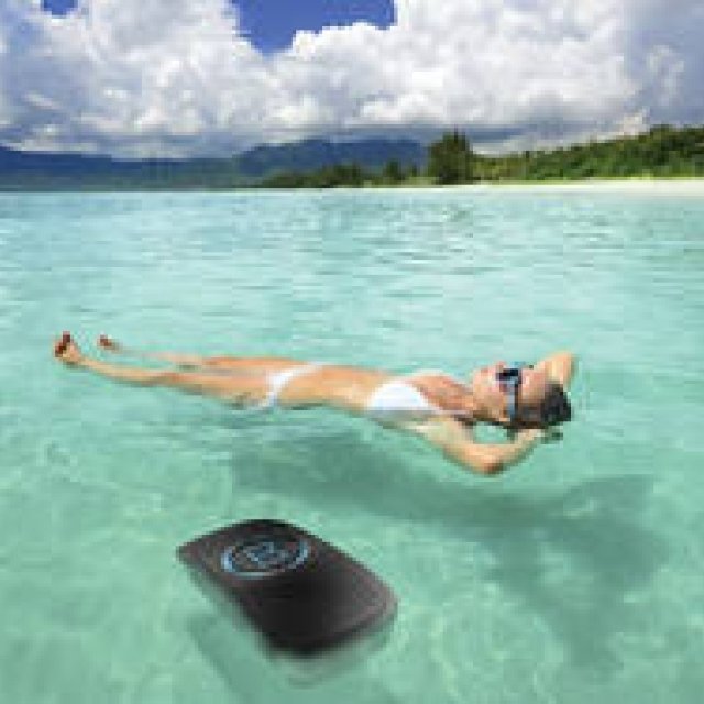 プールや海で浮かせて使えるスピーカー「SUPERSTAR BACKFLOAT」｜MONSTER ギャラリー