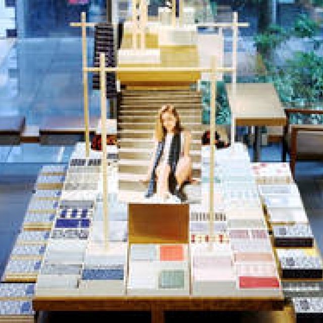 代官山 蔦屋書店でスカーフになった「てぬぐい」を展示｜KAMAWANU ギャラリー