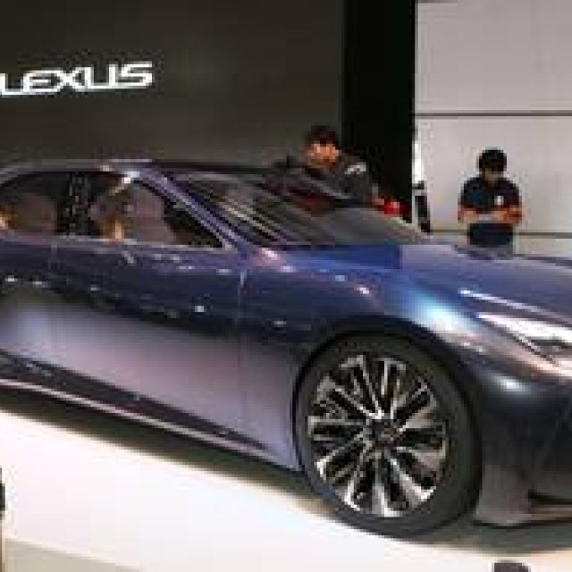 Lexus Unveils Its First FCV Concept