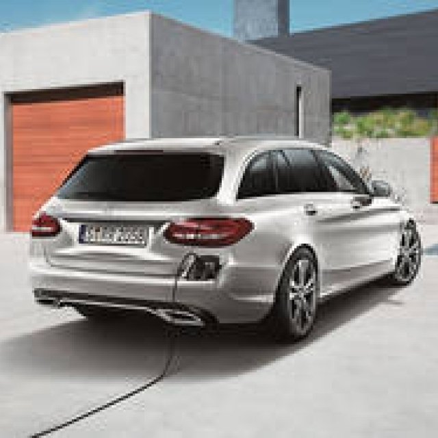 The C-Class Plug-in Hybrid Arrives in Japan | Mercedes-Benz Gallery