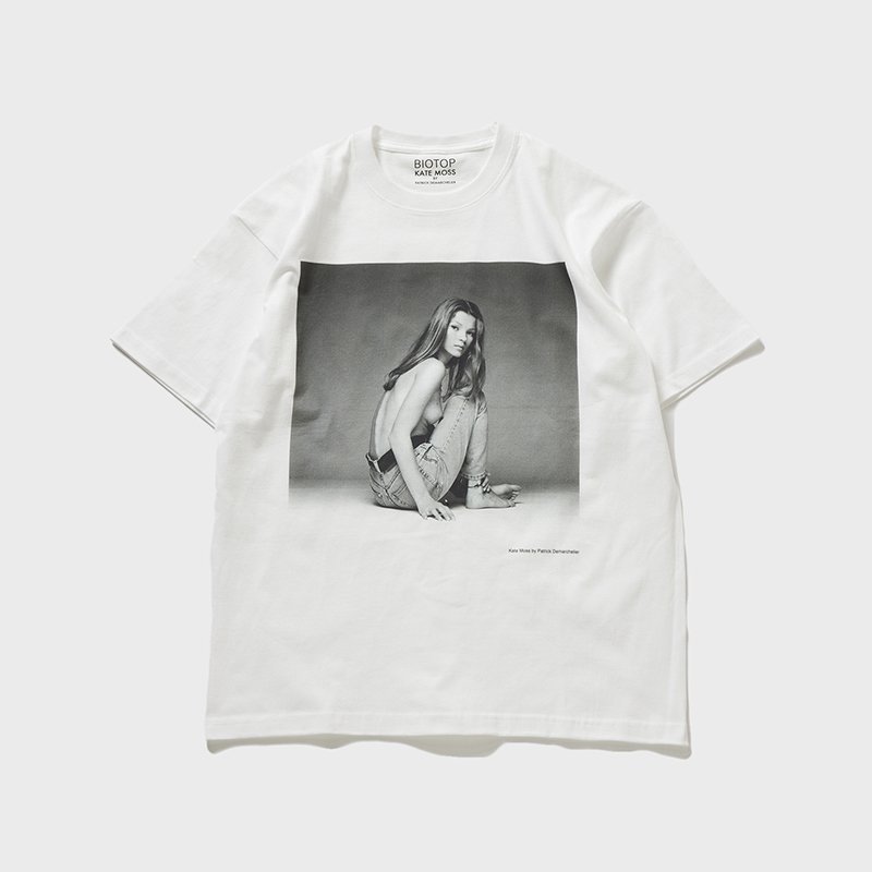 90年代ファッションシーンの象徴。「パトリック・デマルシェリエ×ケイト・モス」プリントTシャツが登場