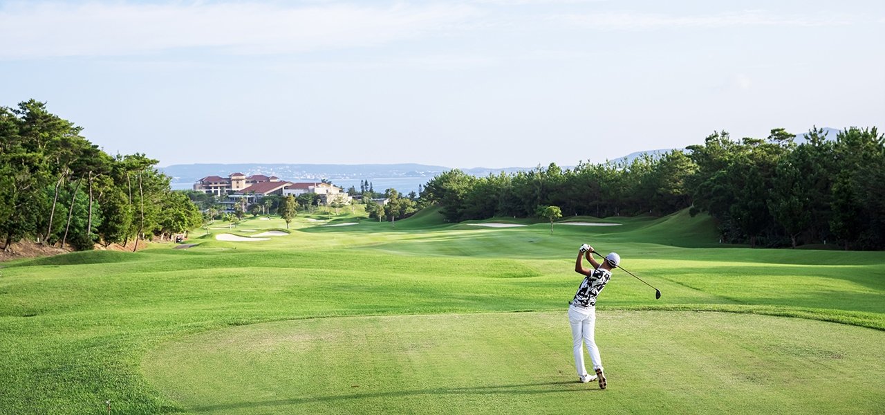 Compete for closest-to-the-pin with renowned pros. The Ritz-Carlton, Okinawa begins accepting reservations for a special golf plan.