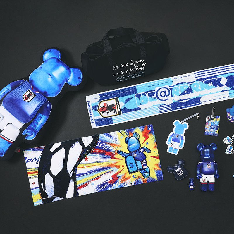 サッカー日本代表のユニフォームデザインをまとったBE@RBRICK、その