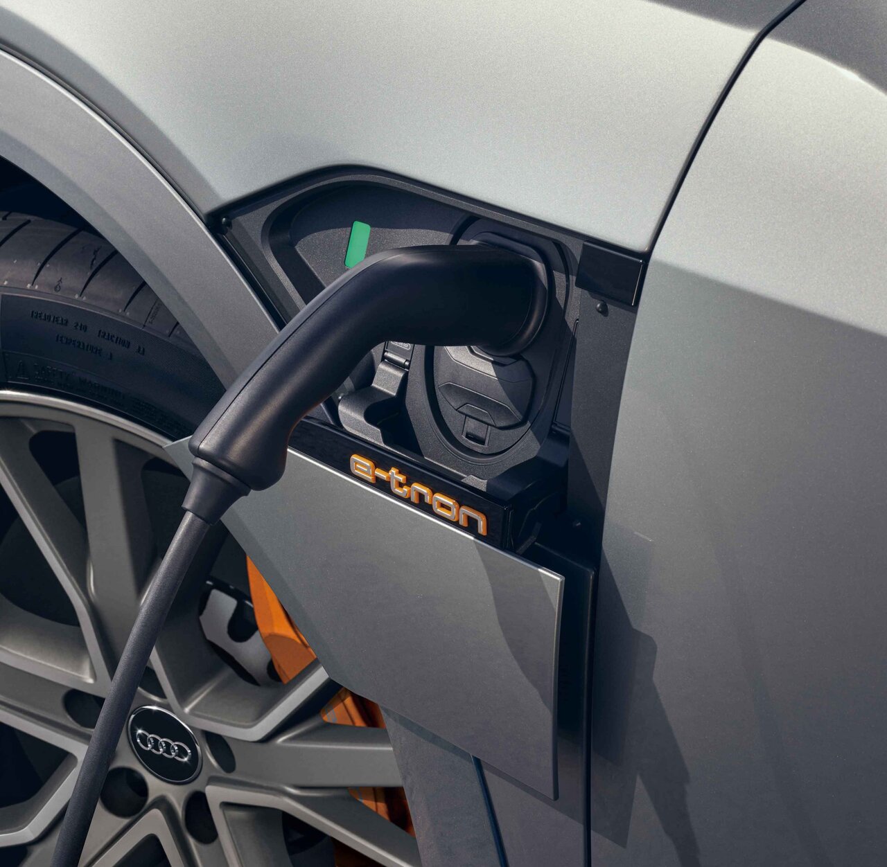 アウディの電動化攻勢尖兵、アウディ「e-tronスポーツバック」が発売｜Audi