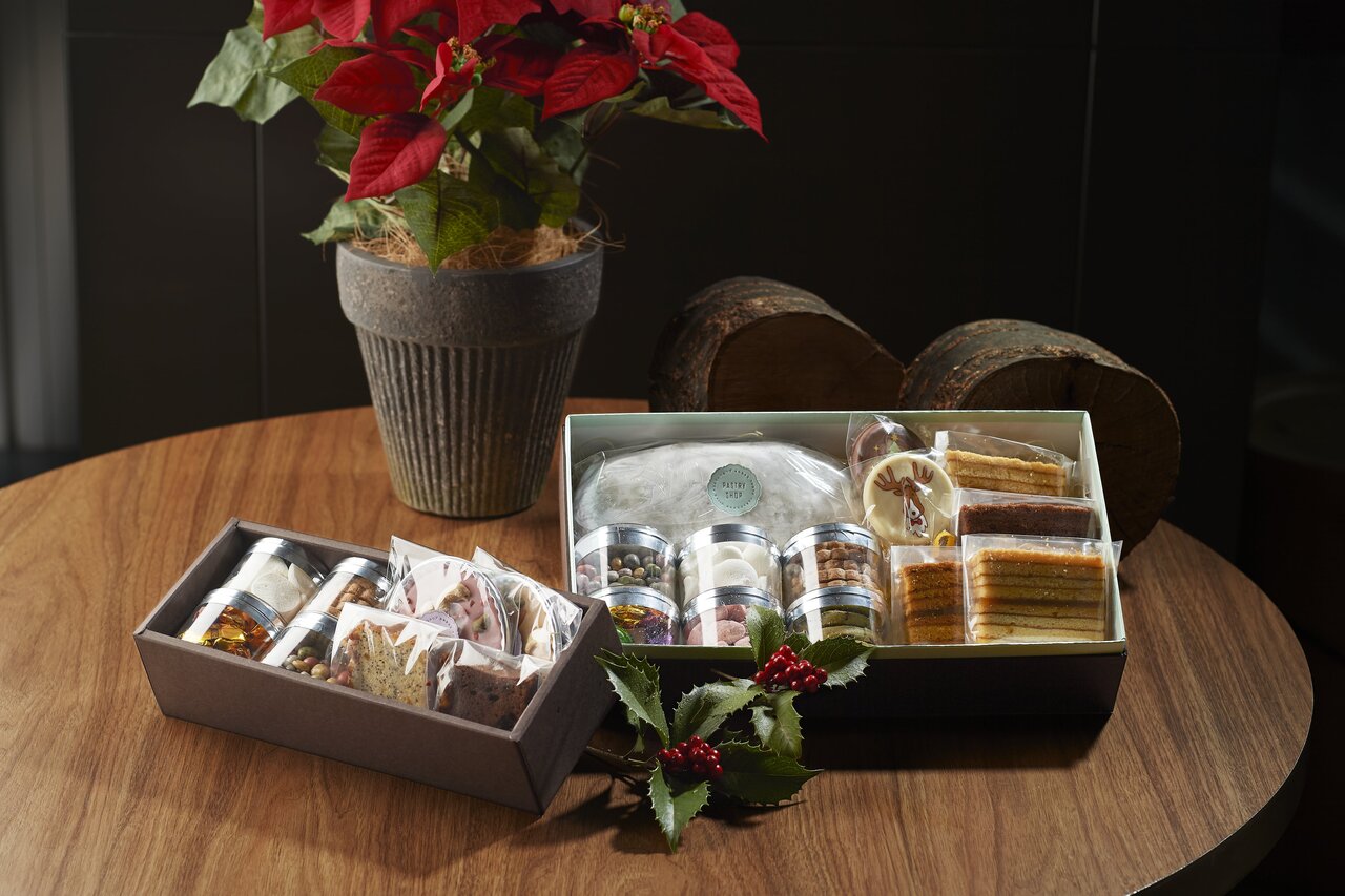 This Christmas, four types of cakes brimming with the chef's ideas are available | Andaz Tokyo