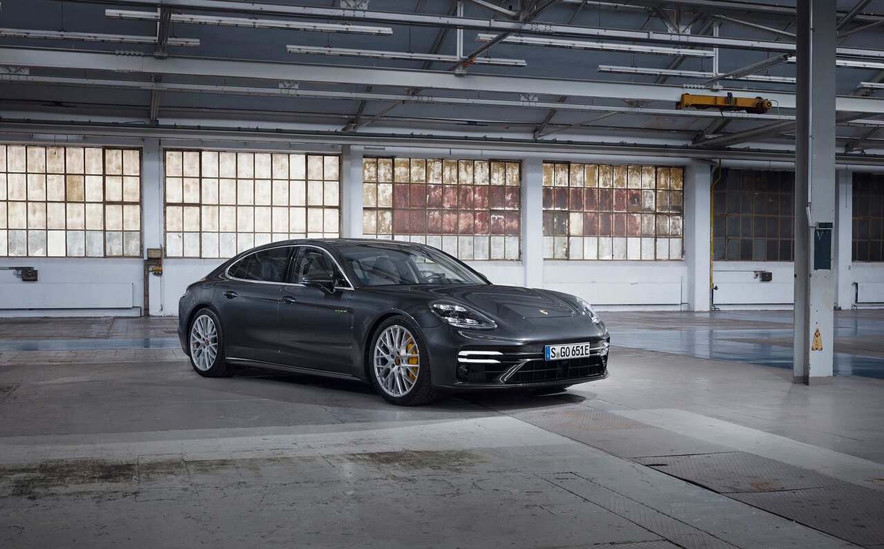 ポルシェ、700psの新型パナメーラを発売｜Porsche