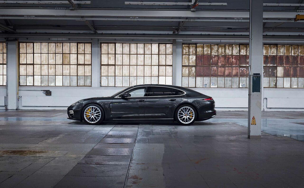 ポルシェ、700psの新型パナメーラを発売｜Porsche