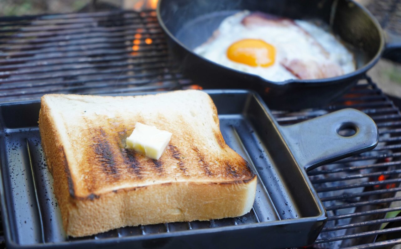 直火と遠赤外線効果で極上のトーストをつくる、パン専用の陶器プレート｜Cook very