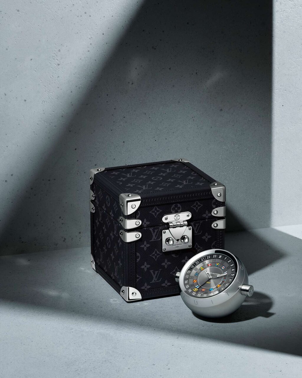 ルイ・ヴィトンのDNAが随所に息づく「タンブール」のテーブルクロック｜LOUIS VUITTON