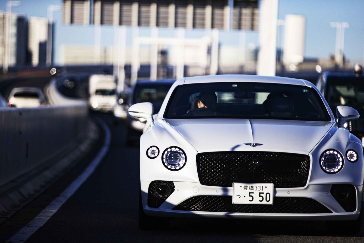ライフアチーバーが語るベントレーの魅力──栗林研治先生×ベントレーコンチネンタルGT V8｜Bentley