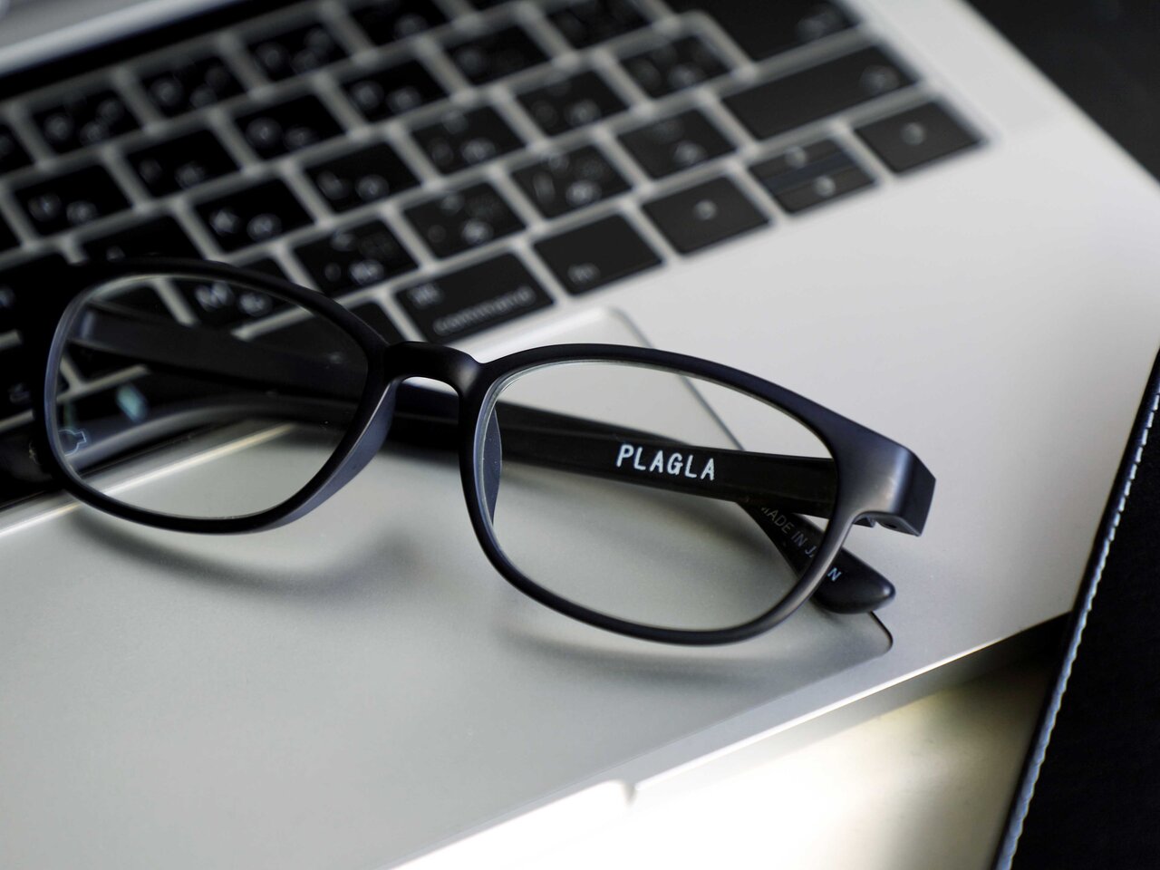 Approximately two 500ml used PET bottles become one eyeglass frame | PLAGLA
