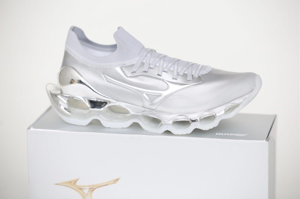 Mizuno's Flagship Model 'WAVE PROPHECY SORAYAMA' Designed by Hajime Sorayama Released