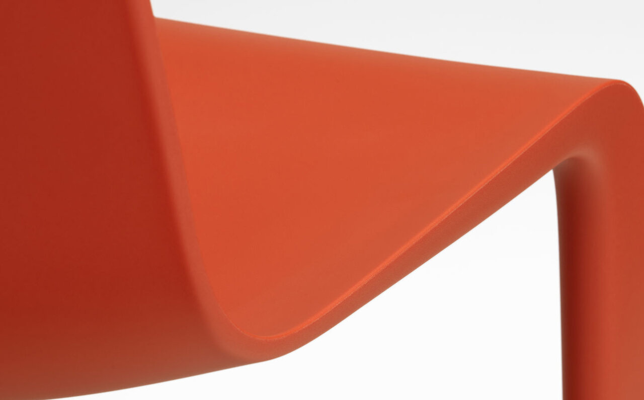 ジャスパー・モリソンによる初の全プラスチック製キャンチレバーチェア｜ Vitra