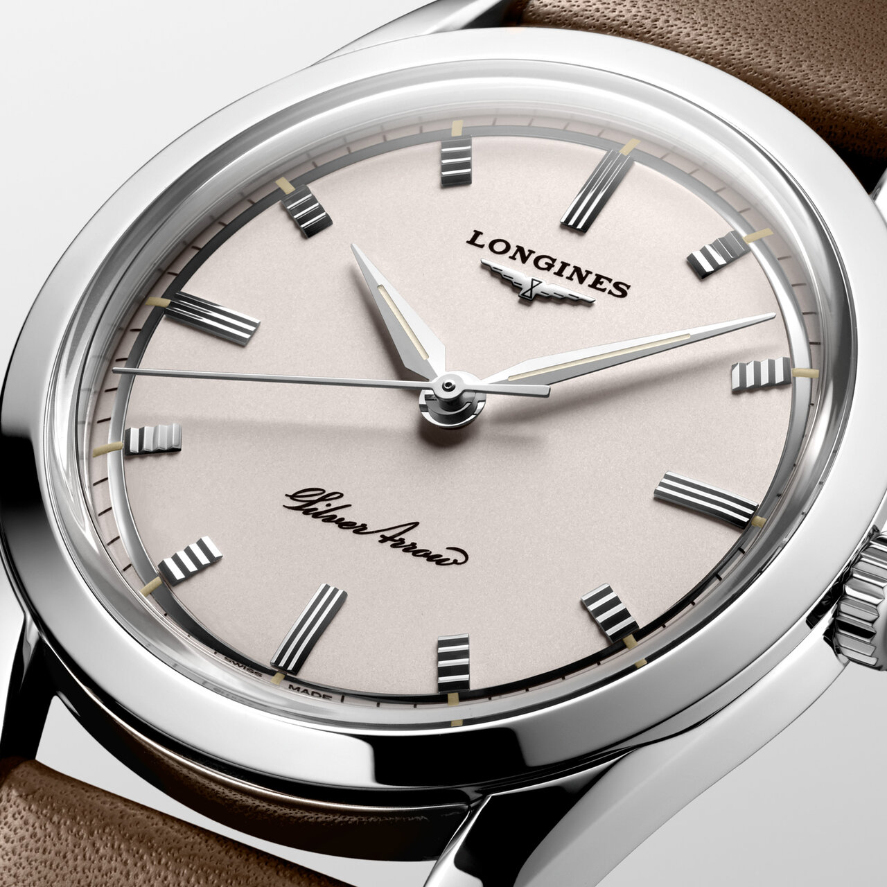 The new "Longines Silver Arrow" conveys the positive aura of the 1950s | LONGINES