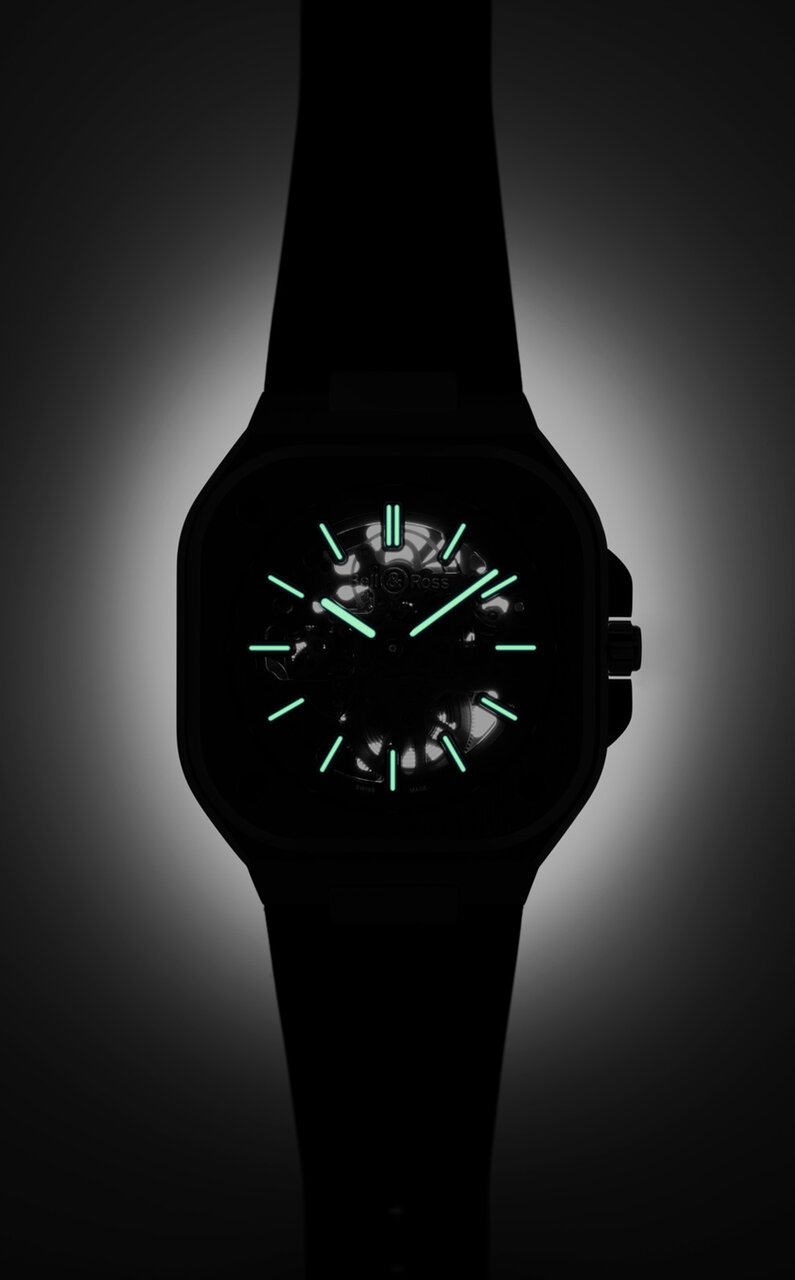 The "BR 05 SKELETON NIGHTLUM" offers exceptional legibility, day or night | Bell & Ross