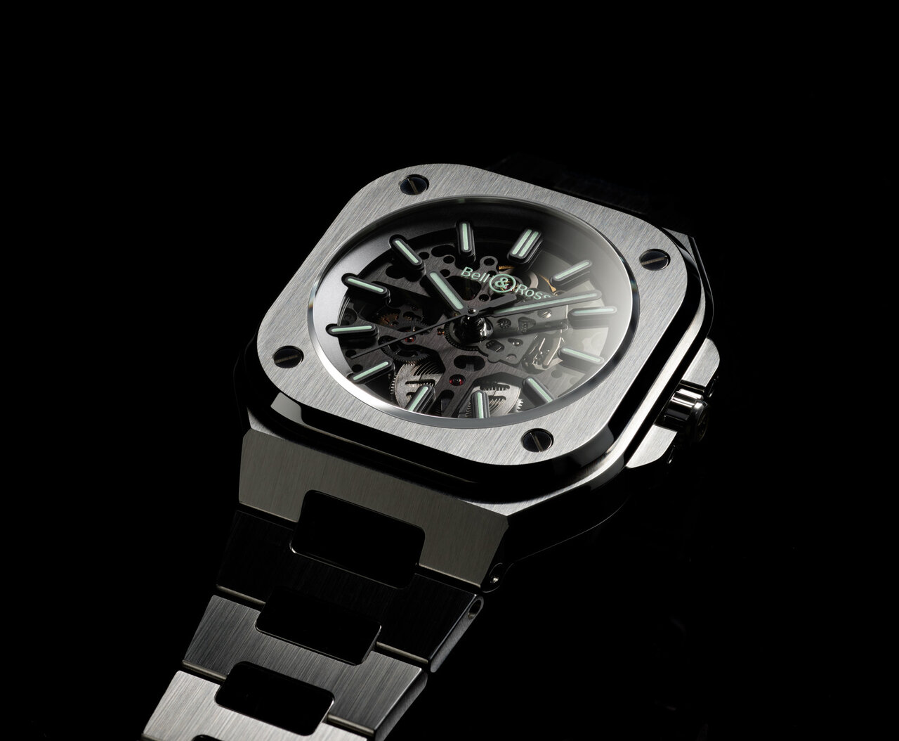 The "BR 05 SKELETON NIGHTLUM" offers exceptional legibility, day or night | Bell & Ross