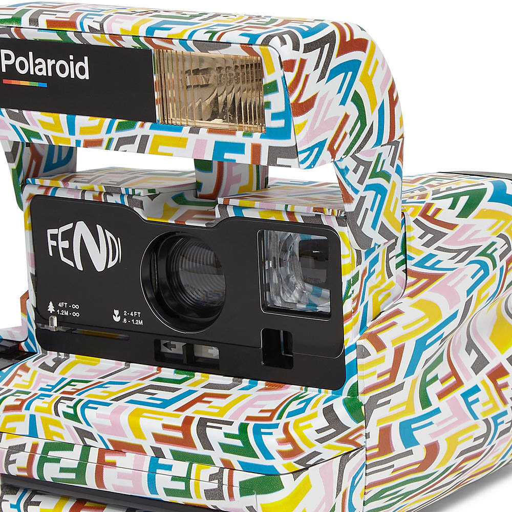 フェンディがポラロイドとコラボレーション、マルチカラーな「FFヴァーティゴ」ポラロイドカメラを発売｜FENDI