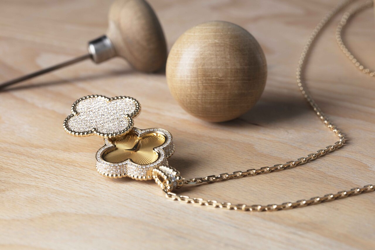 アルハンブラコレクション初のシークレットペンダントウォッチ｜Van Cleef & Arpels