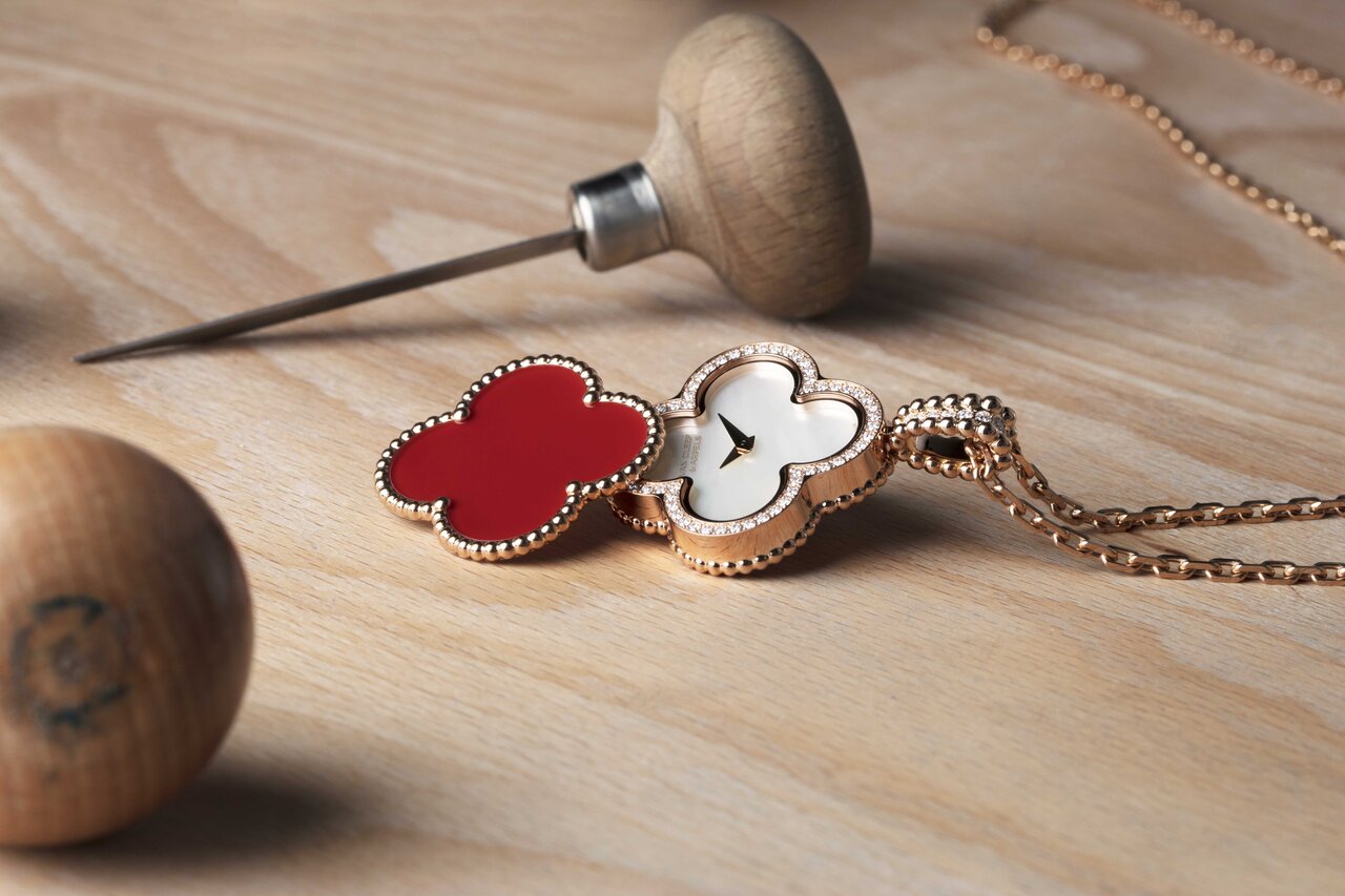 アルハンブラコレクション初のシークレットペンダントウォッチ｜Van Cleef & Arpels