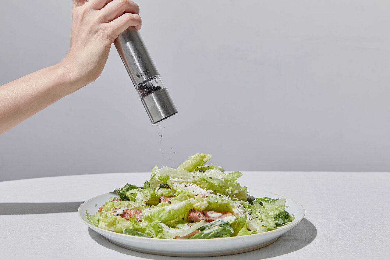 挽きたて胡椒の立ち上るような香りで料理を一気にランクアップさせる“美しい電動ミル”｜Russell Hobbs