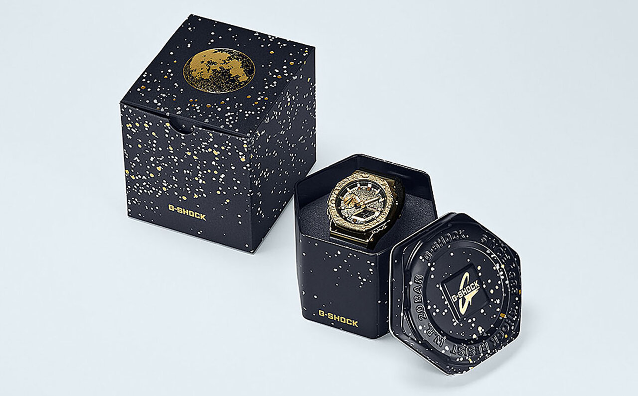 A realistic depiction of the moon's surface. The space-like and gorgeous "Casioak" | G-SHOCK