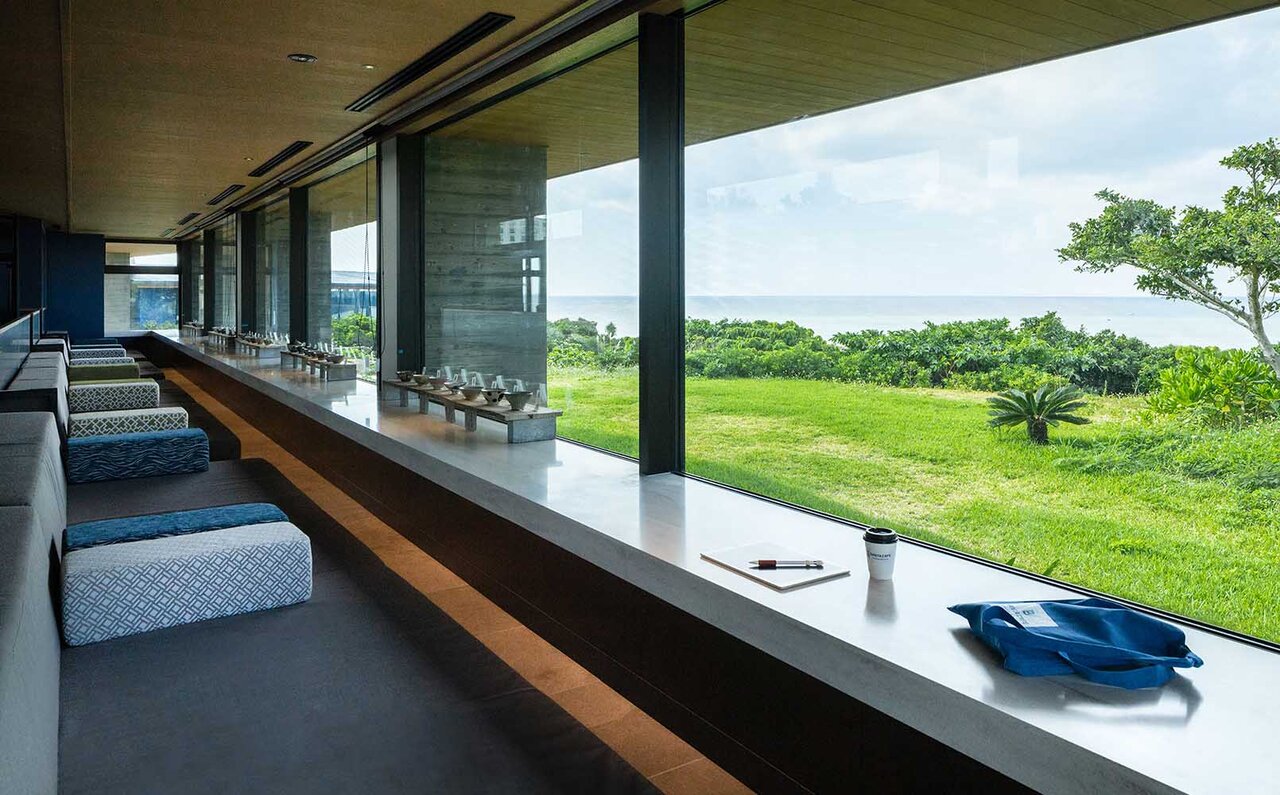 沖縄の海辺を大人テイストで楽しめる日帰り施設「星野リゾート　バンタカフェ」｜TRAVEL