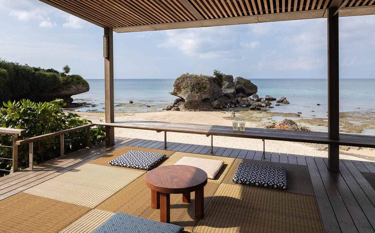 沖縄の海辺を大人テイストで楽しめる日帰り施設「星野リゾート　バンタカフェ」｜TRAVEL