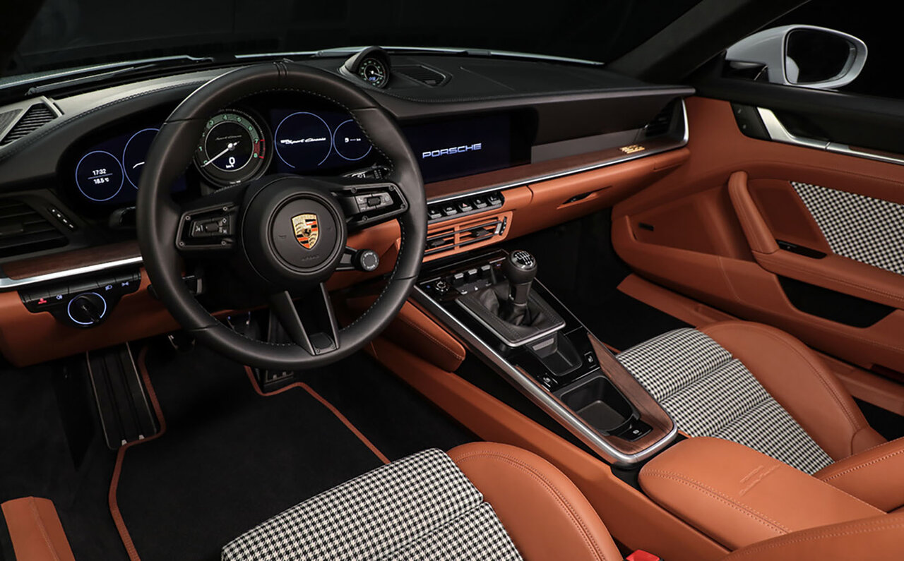 カレラRS2.7をモチーフとした新型ポルシェ911スポーツクラシックが登場｜Porsche