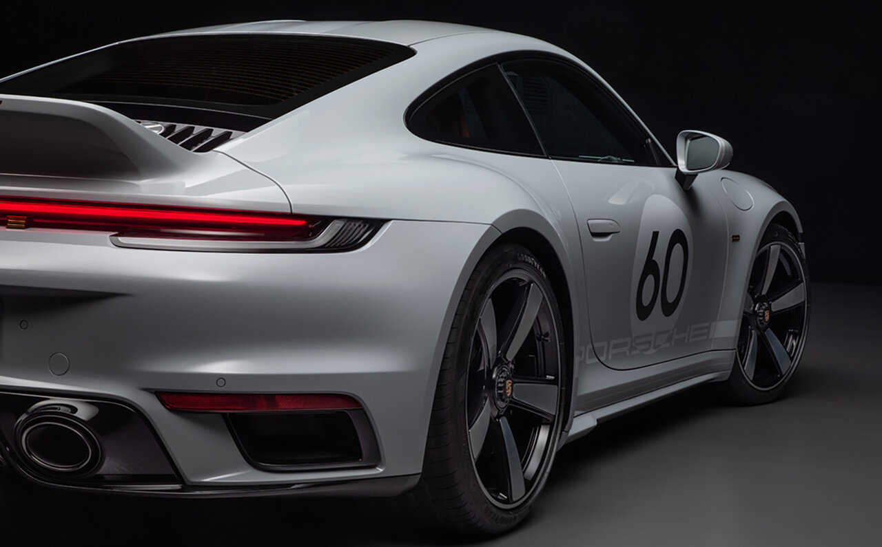 カレラRS2.7をモチーフとした新型ポルシェ911スポーツクラシックが登場｜Porsche
