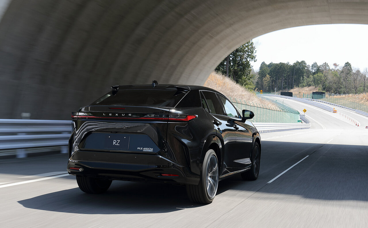 レクサス初となるバッテリーEV専用モデル「RZ」プロトタイプに試乗──その走り味とは？　｜LEXUS
