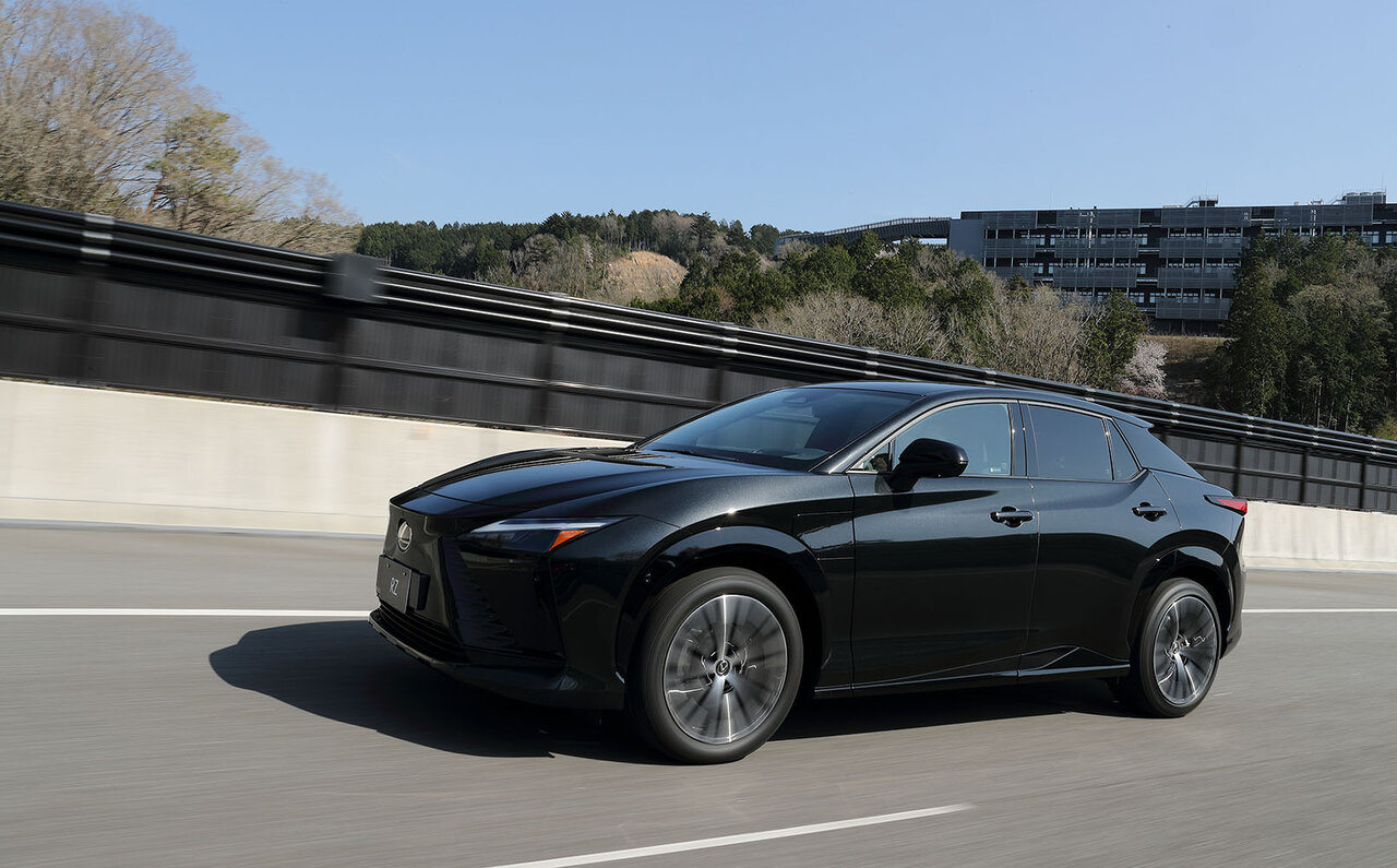 レクサス初となるバッテリーEV専用モデル「RZ」プロトタイプに試乗──その走り味とは？　｜LEXUS