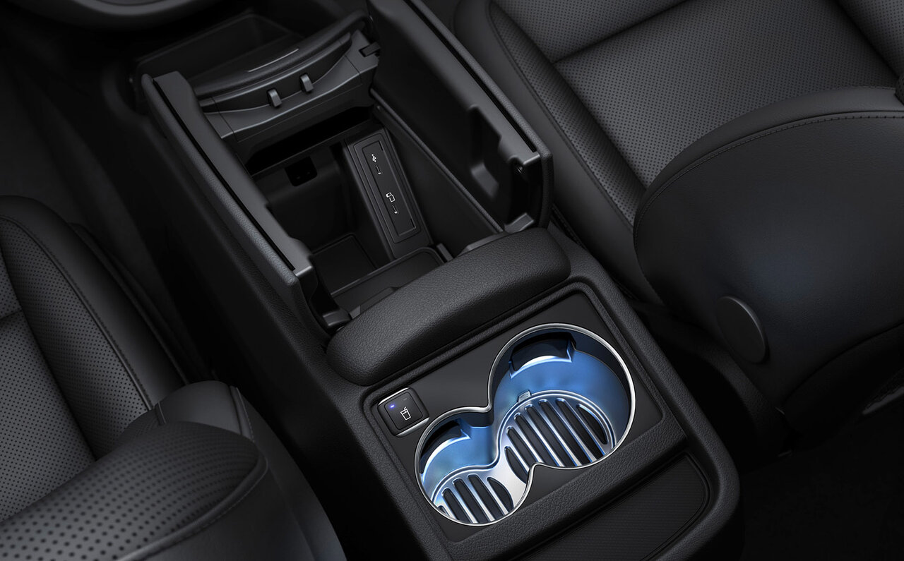Introducing the flagship V-Class with stylish black accents | Mercedes Benz