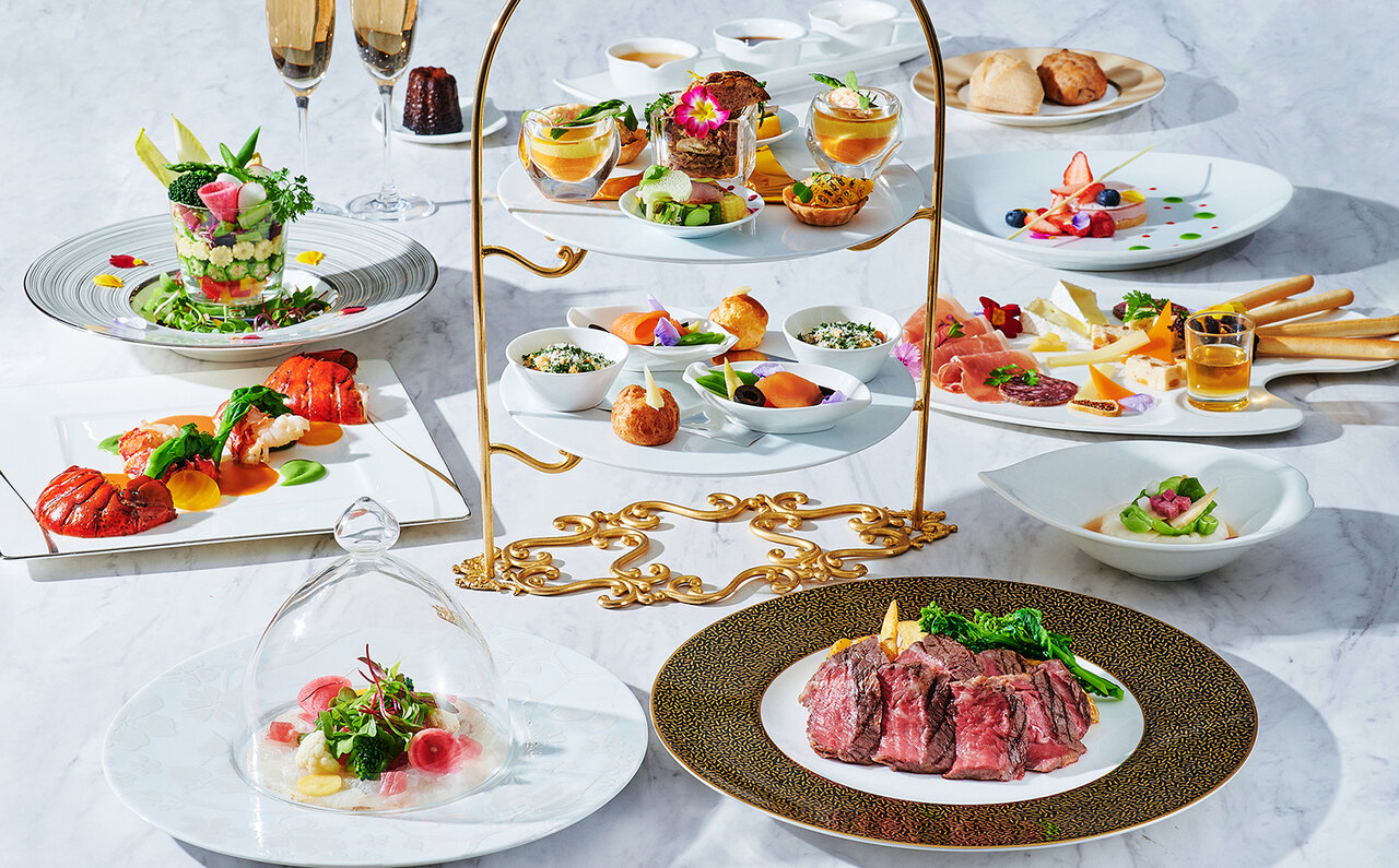 Enjoy Champagne and Beer on the Terrace with Panoramic Views of Tokyo Bay's Nightscape | INTERCONTINENTAL TOKYO BAY