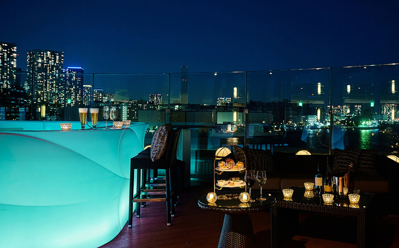 Enjoy Champagne and Beer on the Terrace with Panoramic Views of Tokyo Bay's Nightscape | INTERCONTINENTAL TOKYO BAY