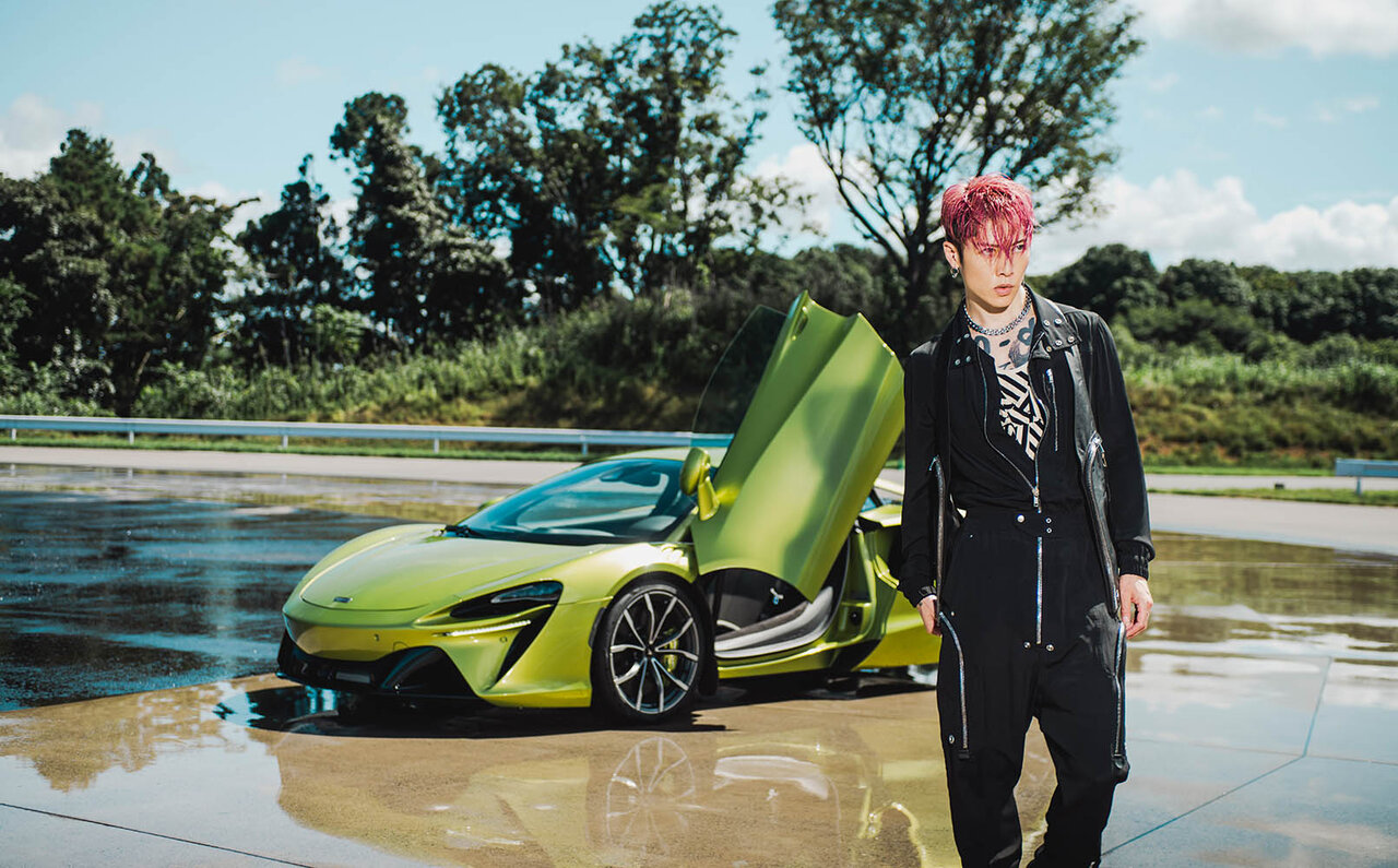 McLaren's First Series-Production PHEV Artura Debuts in Japan with MIYAVI's Guitar | McLaren