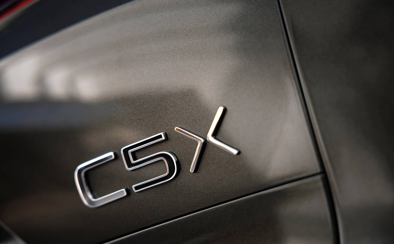 セダン、ステーションワゴン、SUVを融合!?──シトロエンの新フラッグシップモデルC5 X日本上陸｜Citroën