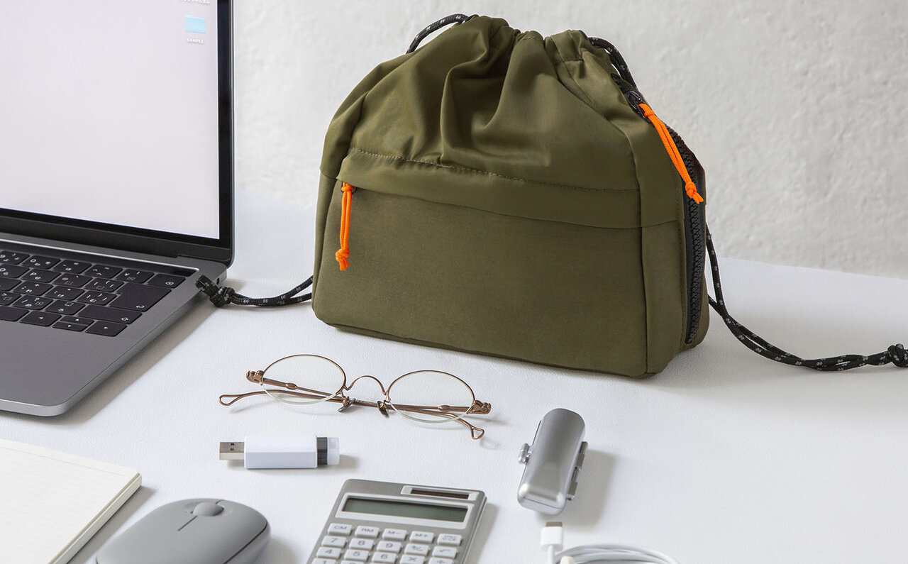 A drawstring design for easy access. The "Handy Pouch" can be used both inside and outside your bag ｜ KINGJIM