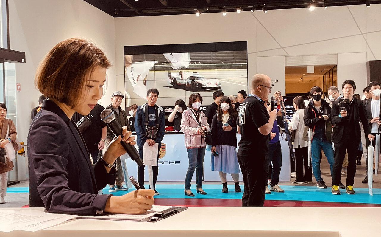 The Essence of Communication: Between the Speaker and the Conveyor | PORSCHE