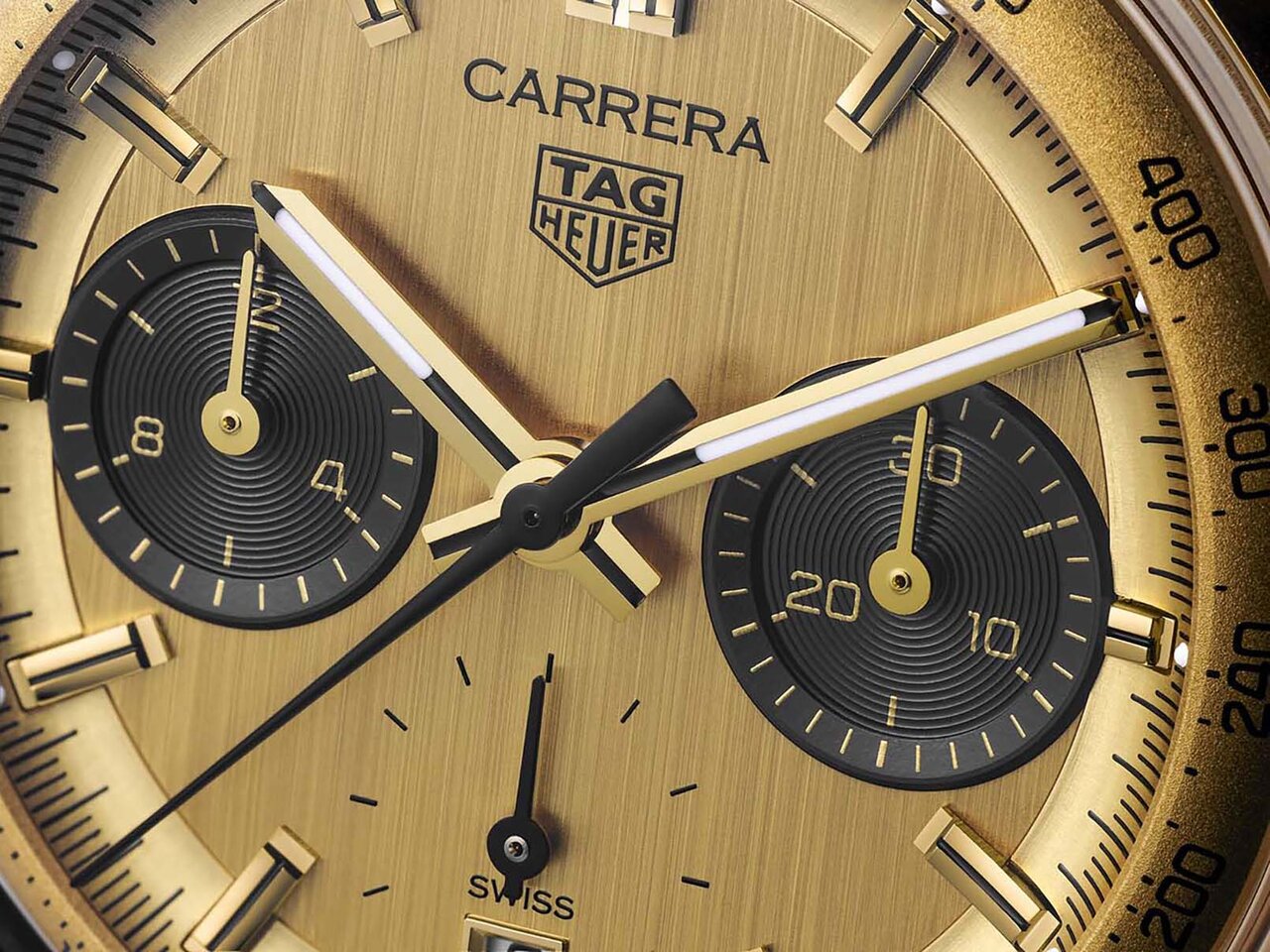 カレラ60周年の集大成を飾る、渾身のゴールドカラーモデルが登場｜TAG HEUER